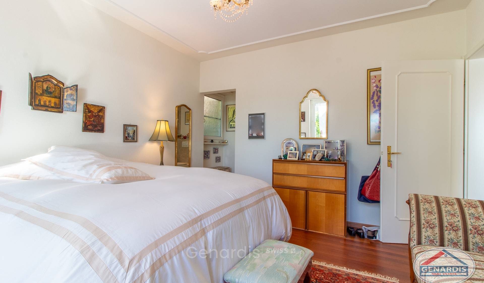 Schlafzimmer mit klassischer Einrichtung