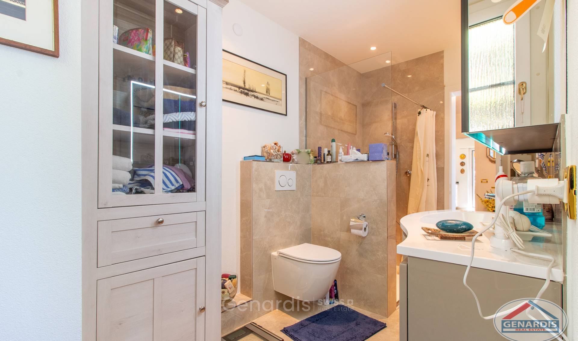 Modernes Badezimmer mit begehbarer Dusche und Waschtisch