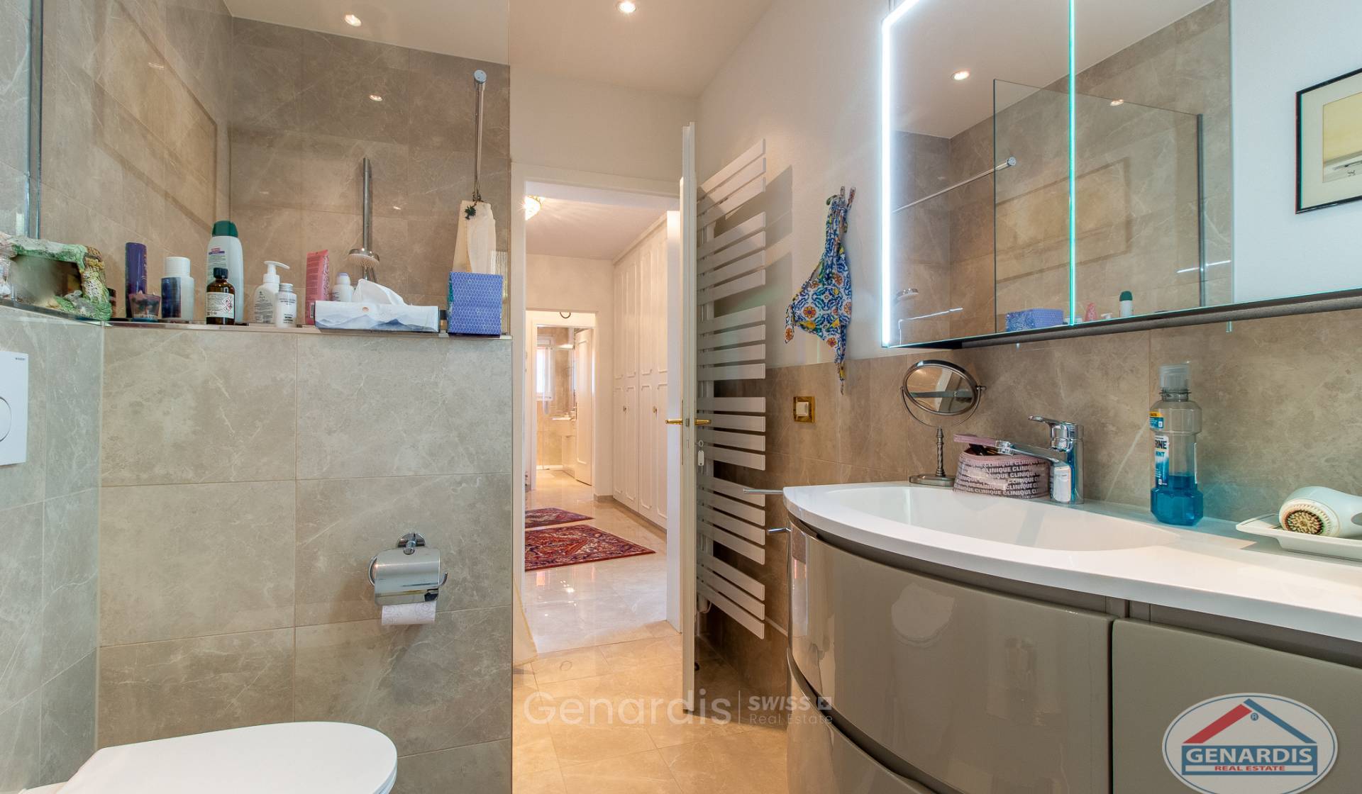 Modernes Badezimmer mit begehbarer Dusche und Waschplatz