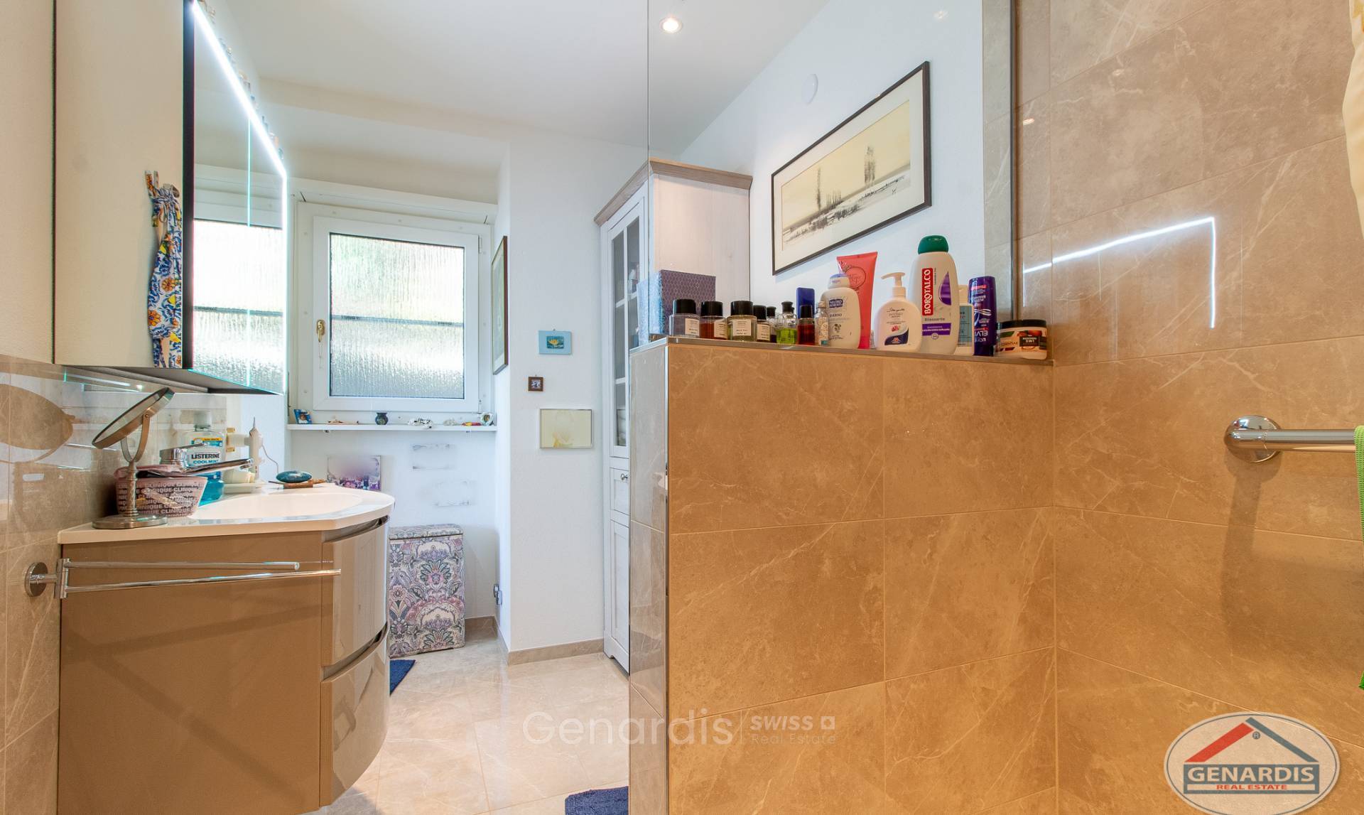 Badezimmer mit beiger Fliesenausstattung