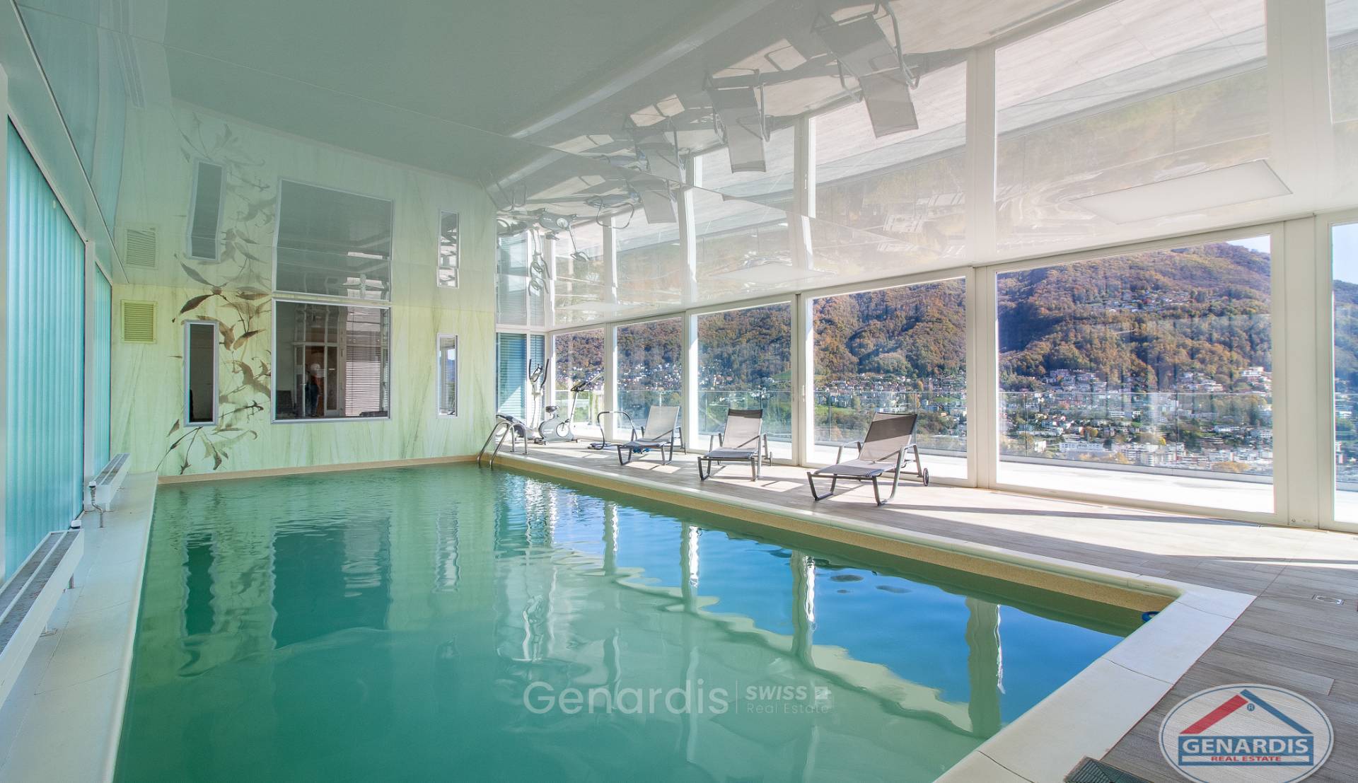 Innenpool mit Panoramablick
