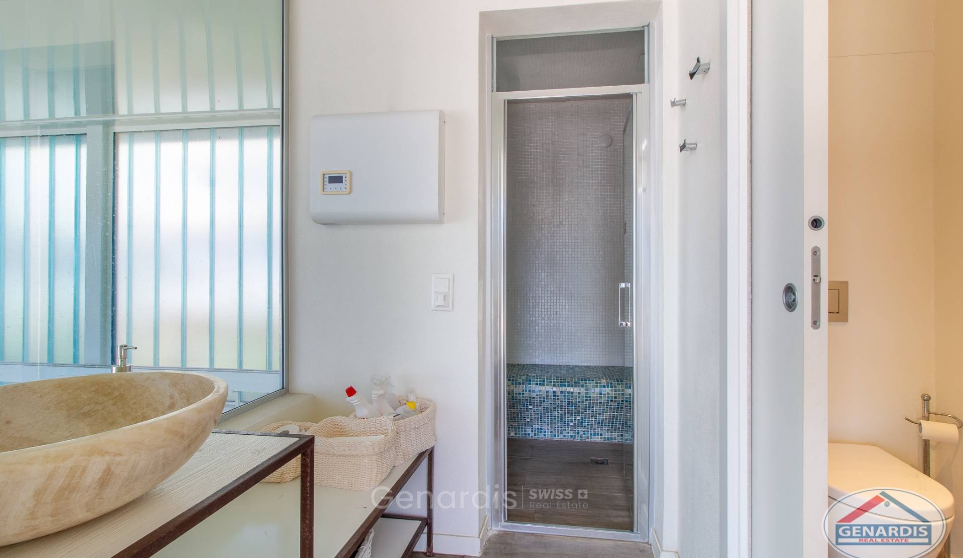 Modernes Badezimmer mit Dusche und Natursteinwaschbecken