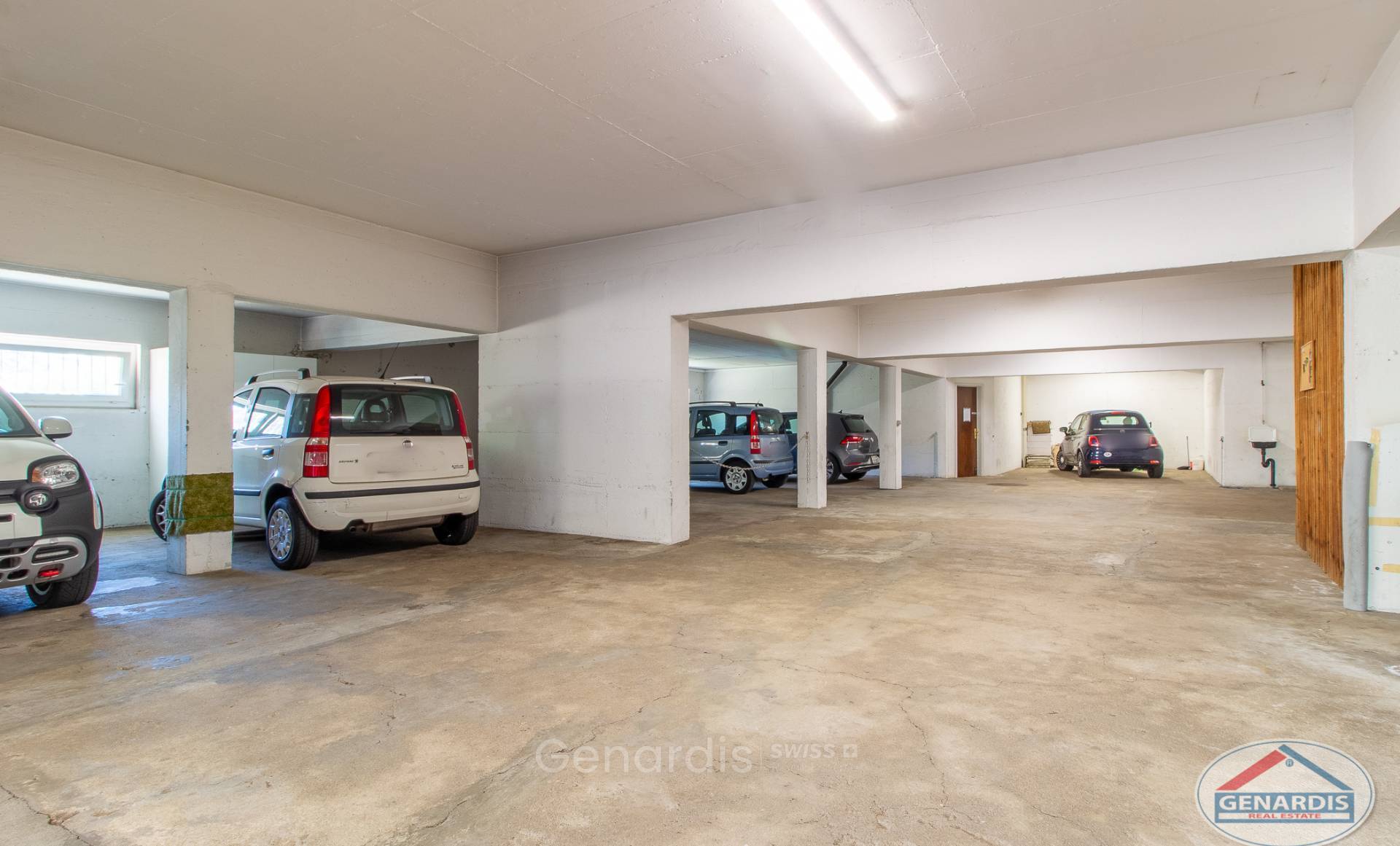 Tiefgarage mit mehreren Stellplätzen