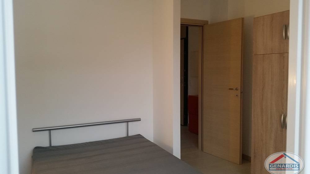Schlafzimmer mit offener Tür und Schrank