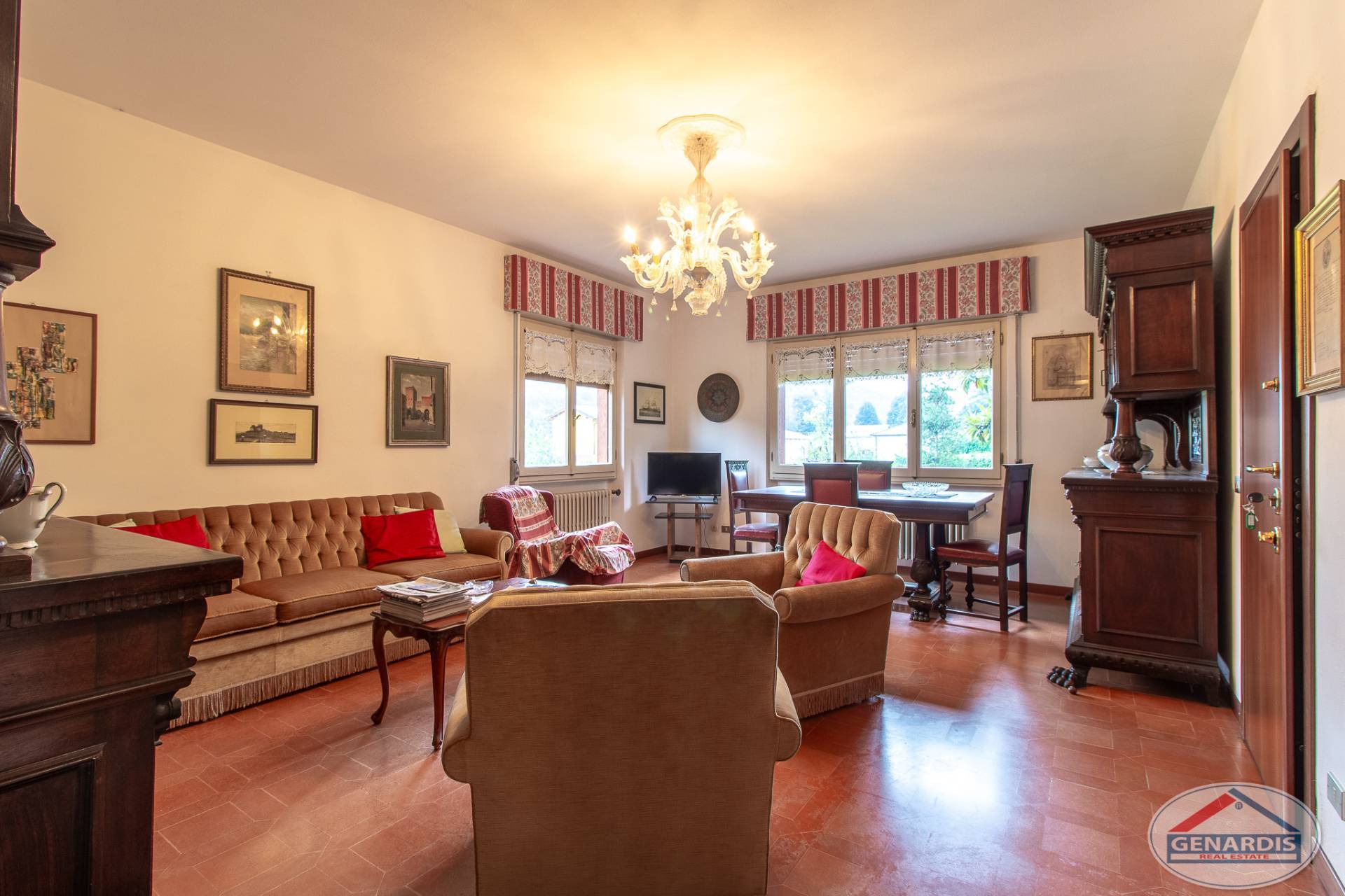 Klassisches Wohnzimmer mit Essbereich