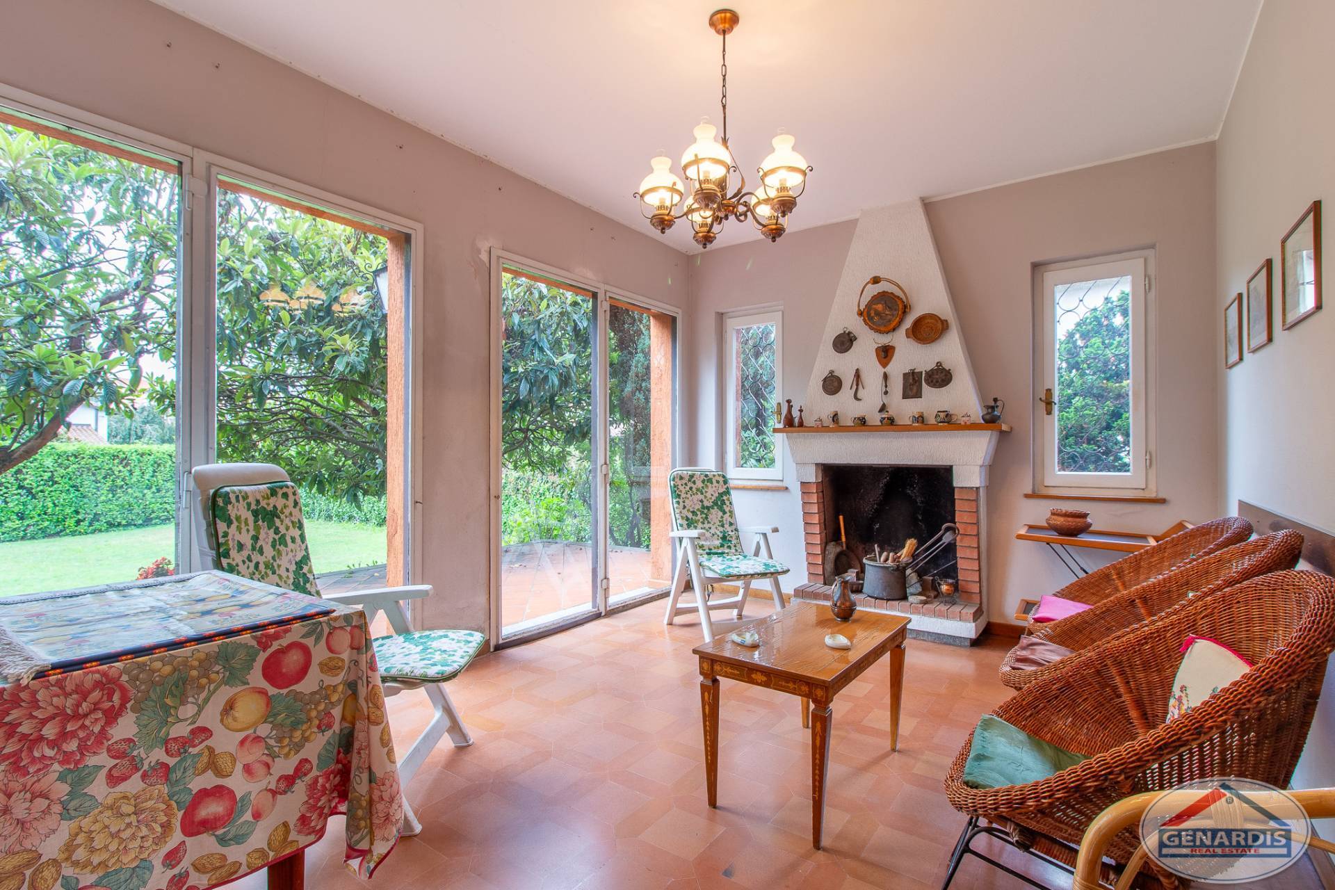 Heller Wohnraum mit Kamin und Gartenausblick