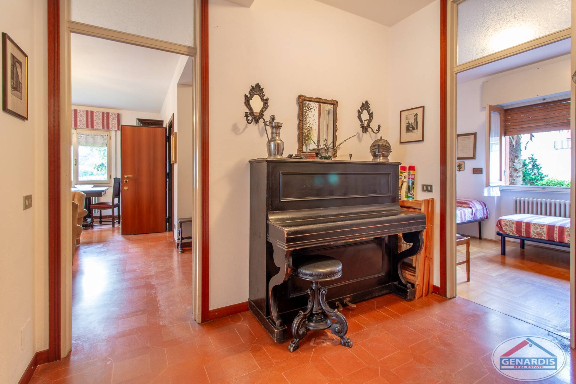 Flur mit Kamin und Blick in angrenzende Zimmer