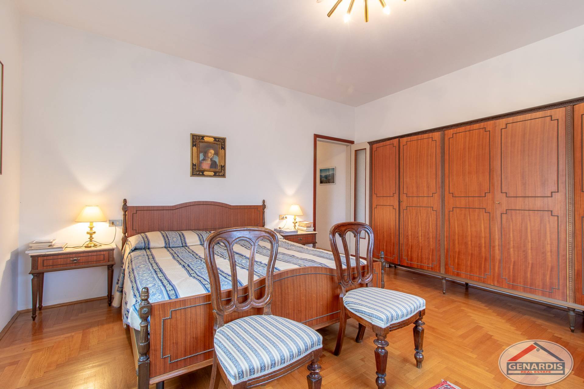 Schlafzimmer mit klassischer Holzmöblierung