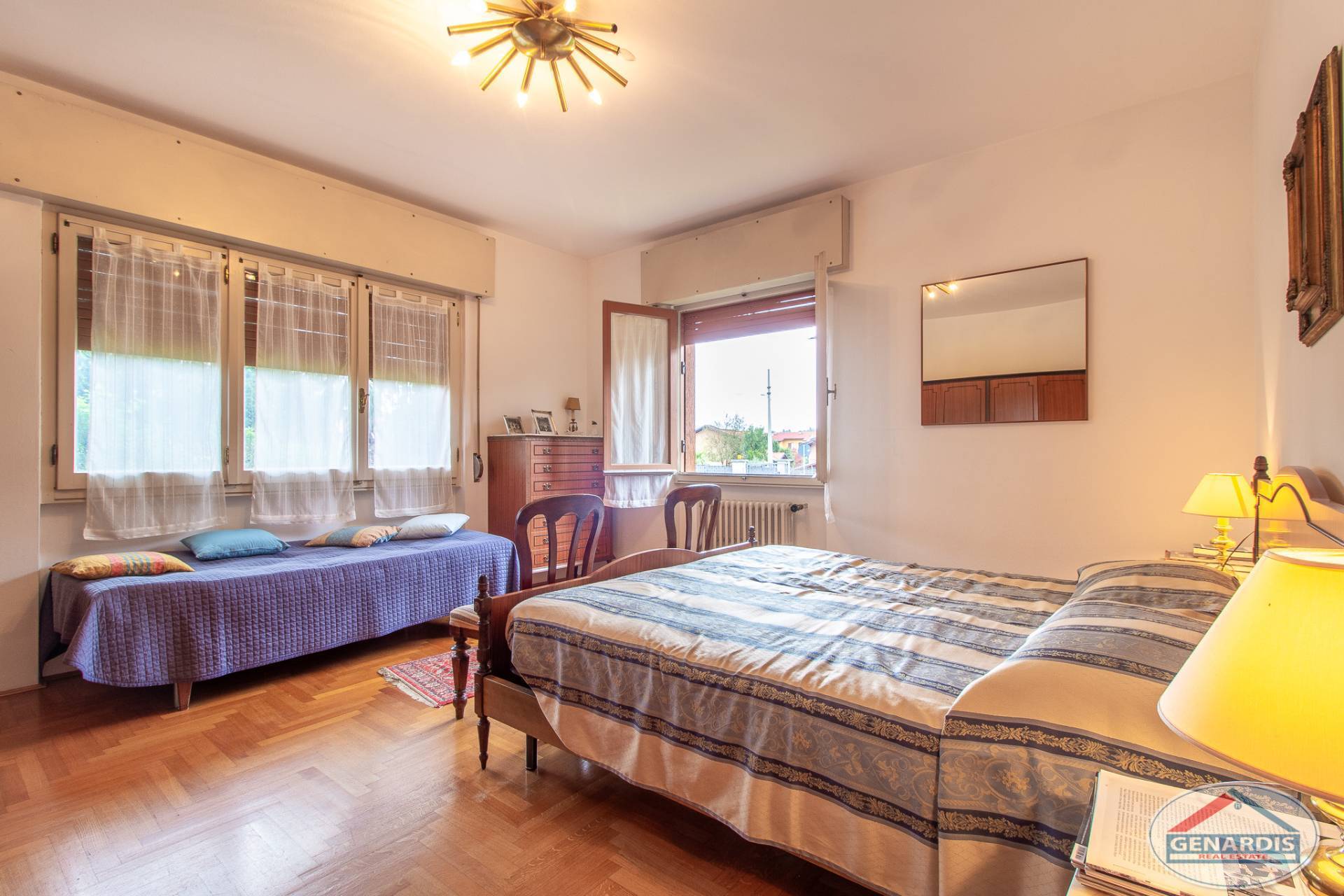 Helles Schlafzimmer mit zwei Betten