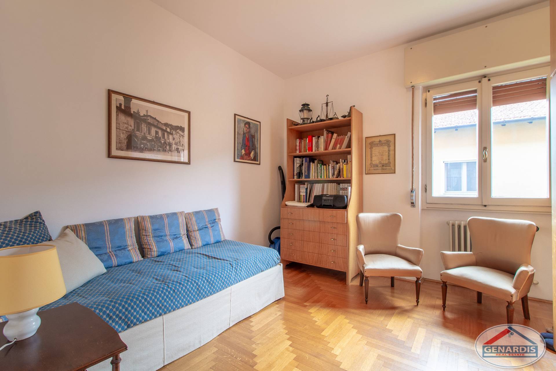 Helles Zimmer mit Bett und Sesselgruppe