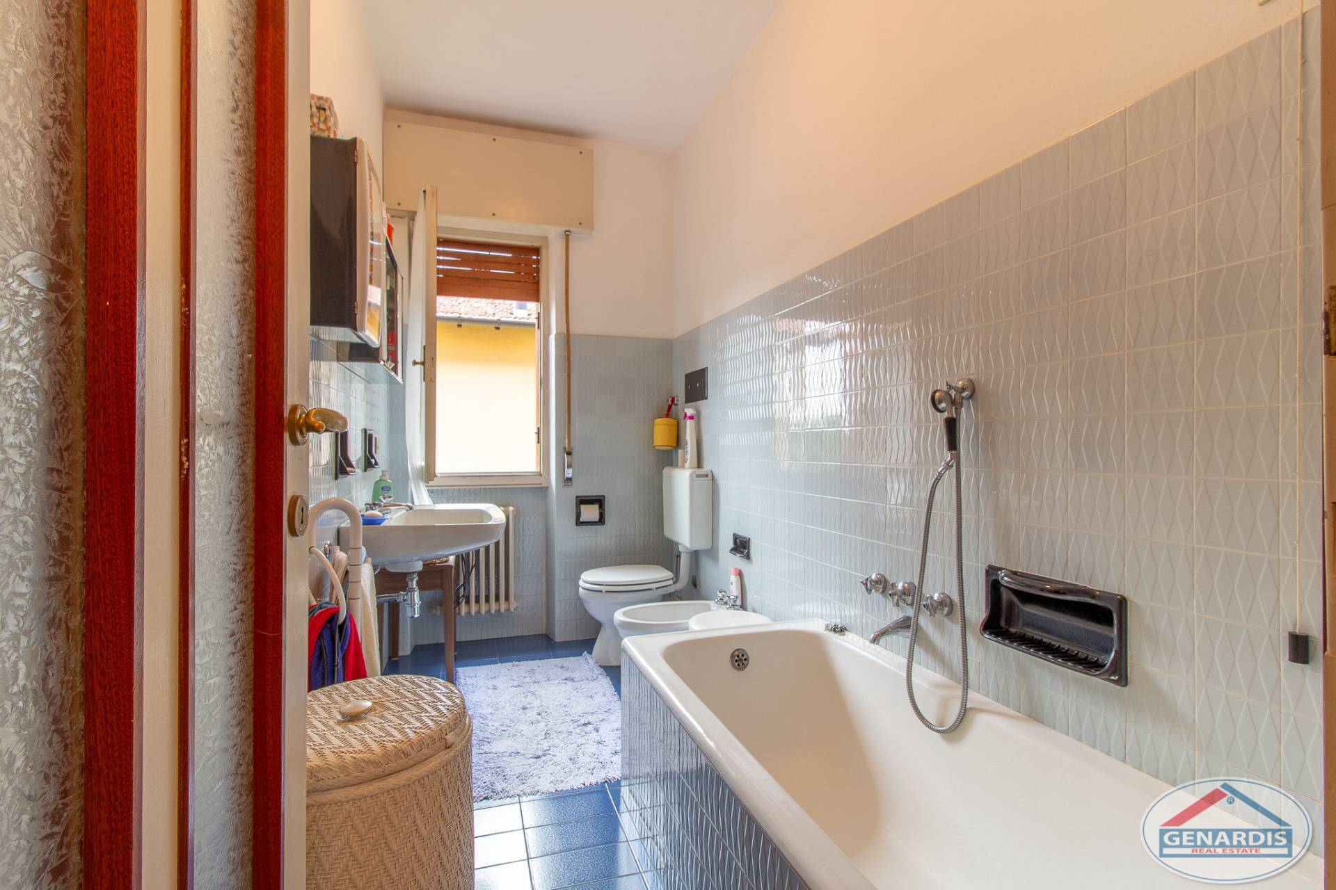Kompaktes Badezimmer mit Badewanne und WC