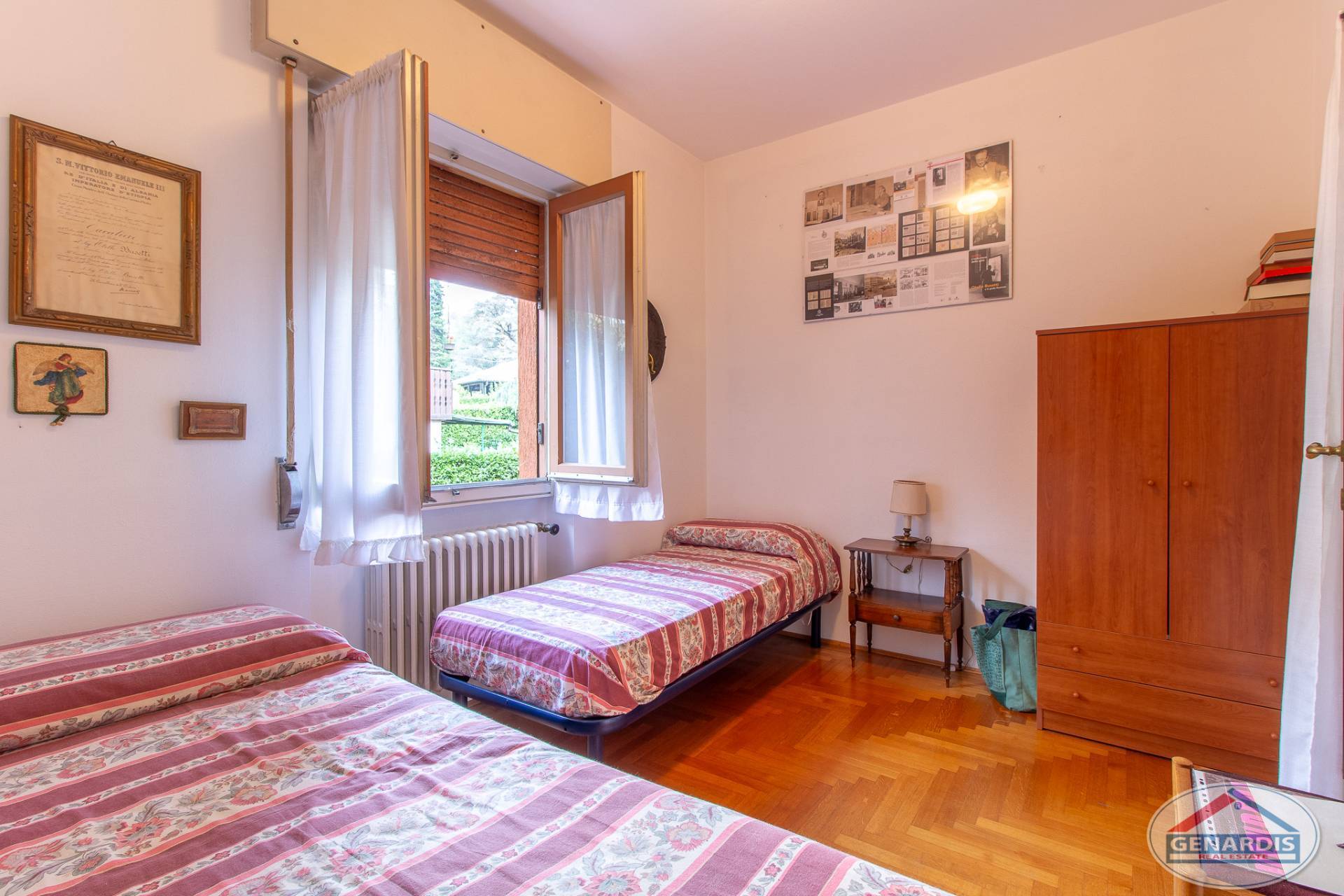 Schlafzimmer mit zwei Einzelbetten