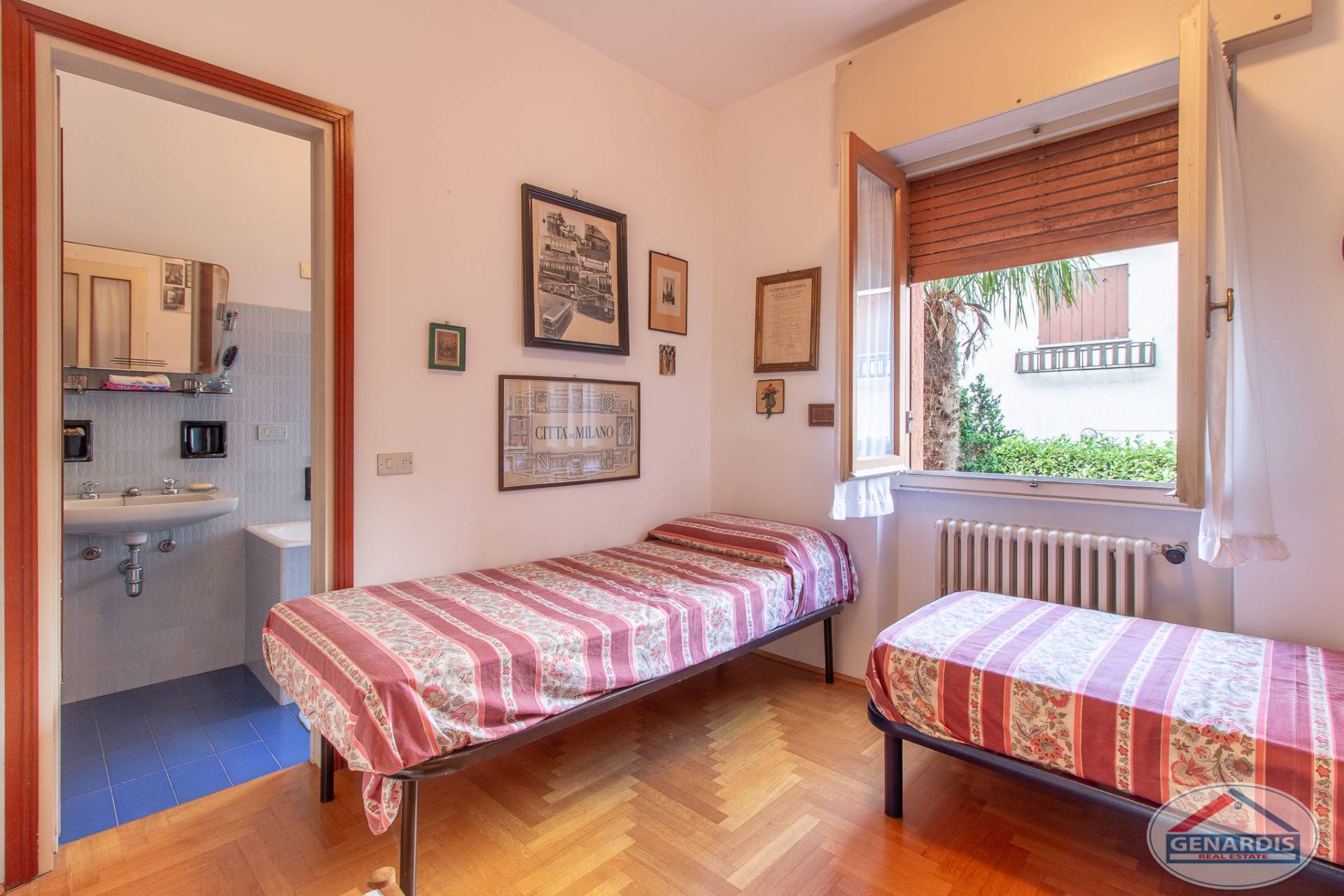 Zweibettzimmer mit Blick ins Bad