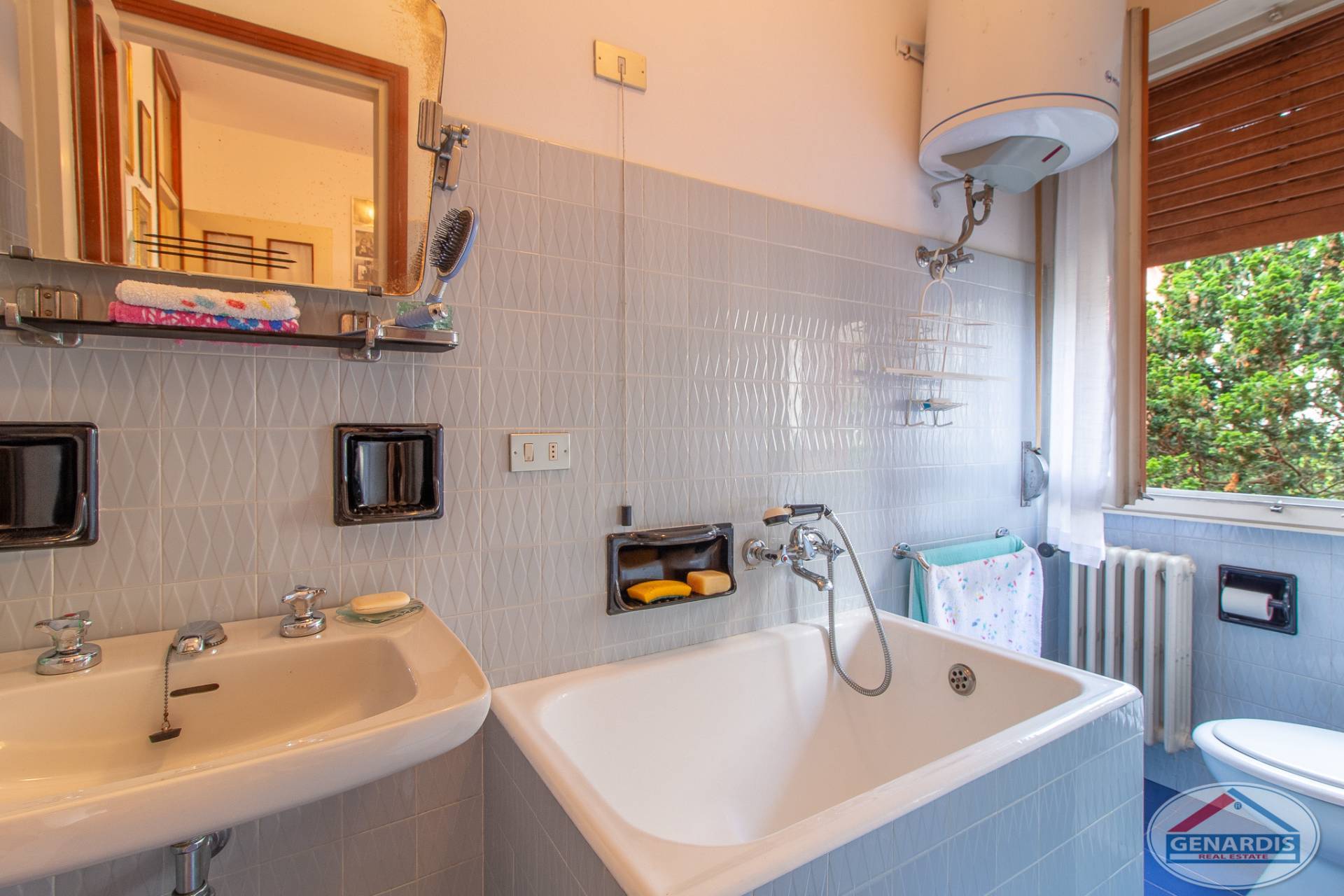 Badezimmer mit Badewanne und Doppelwaschbecken
