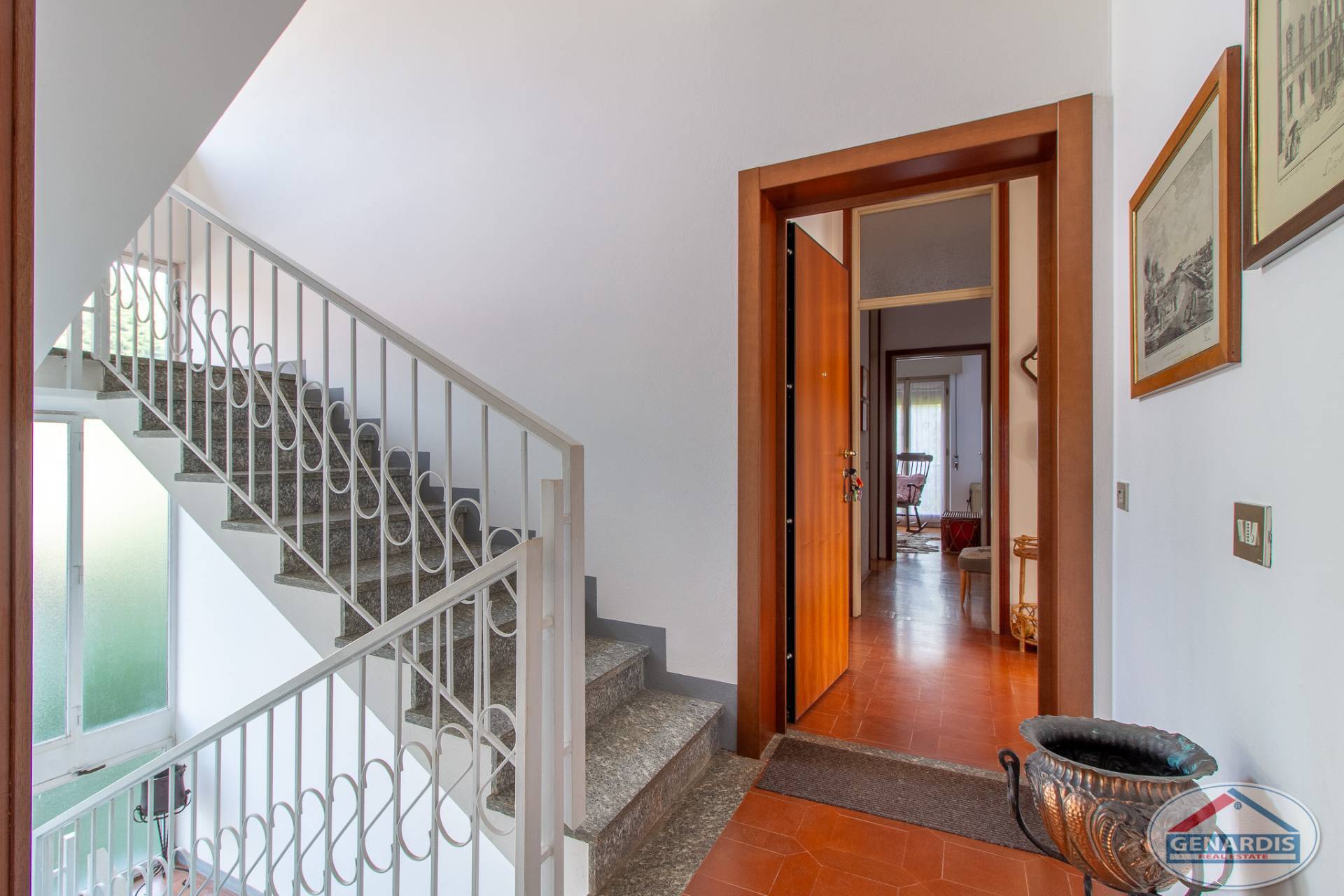 Treppenhaus mit Blick in den Flur