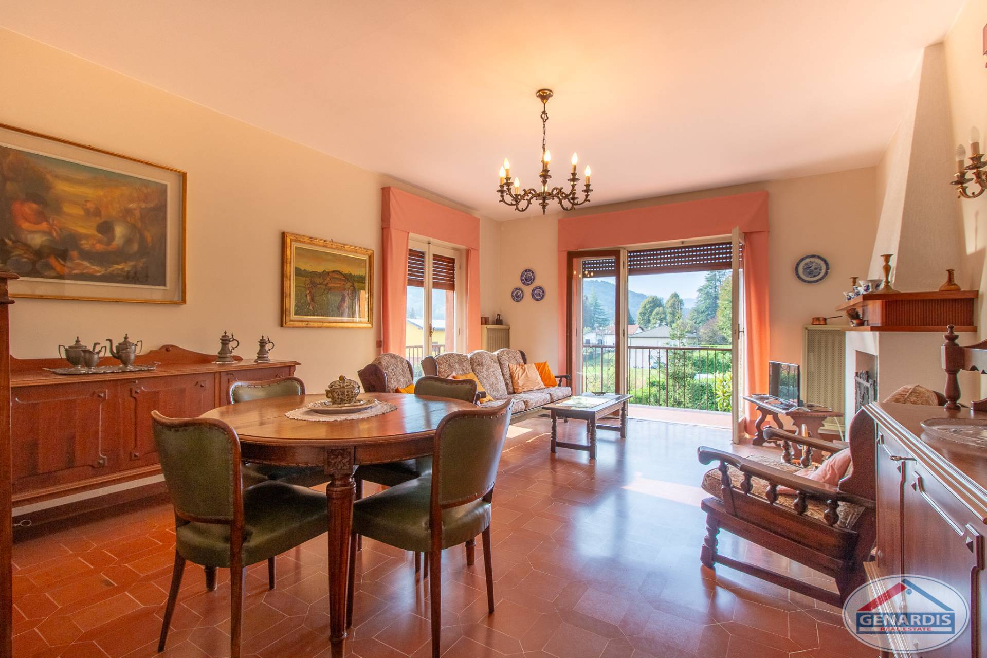 Klassisches Wohn- und Esszimmer mit Ausblick