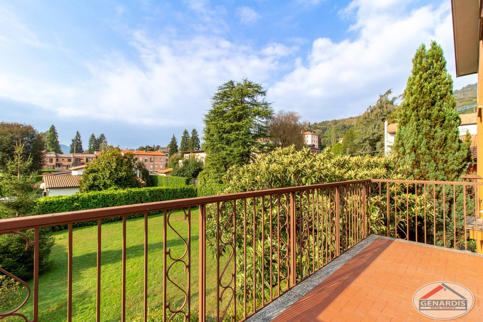 Balkon mit Garten- und Bergblick