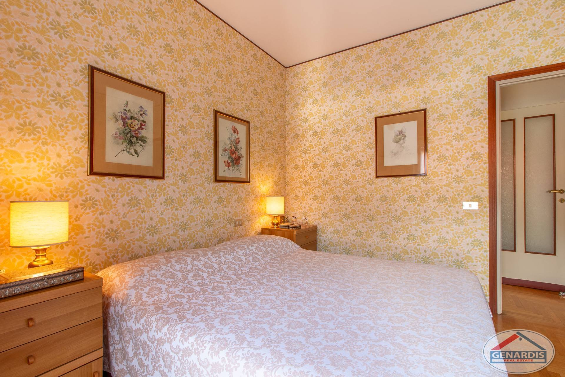 Schlafzimmer mit floralem Retro-Dekor