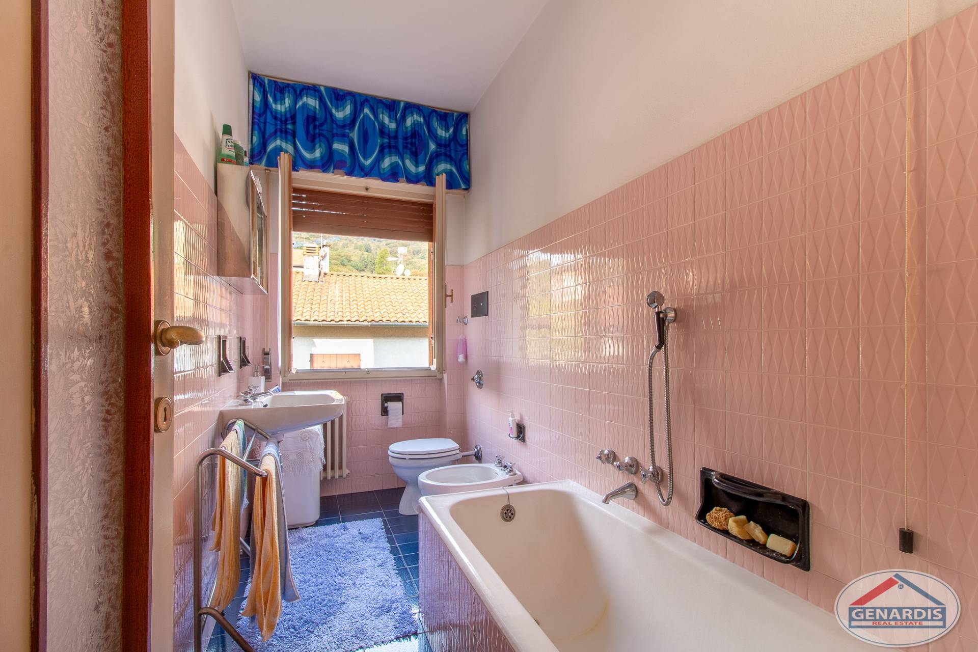 Badezimmer mit Badewanne und Blick nach draußen