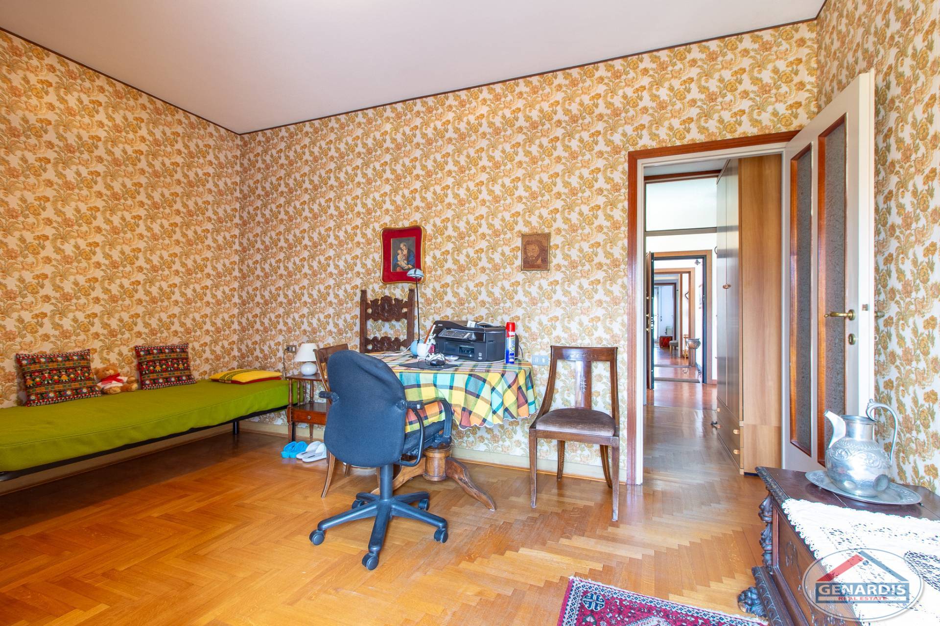 Klassisches Zimmer mit gemusterten Tapeten