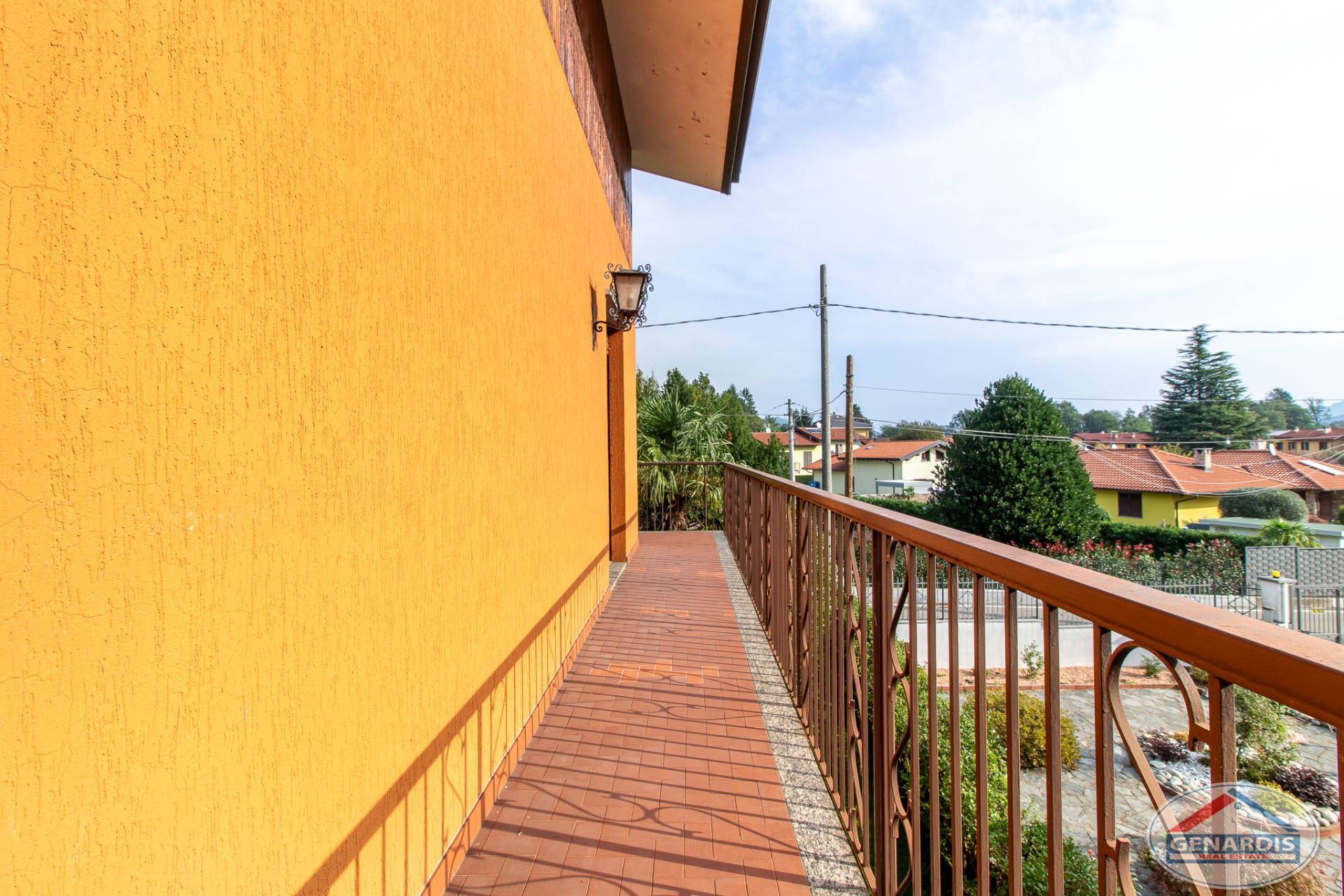 Balkon mit Ausblick auf Wohngebiet
