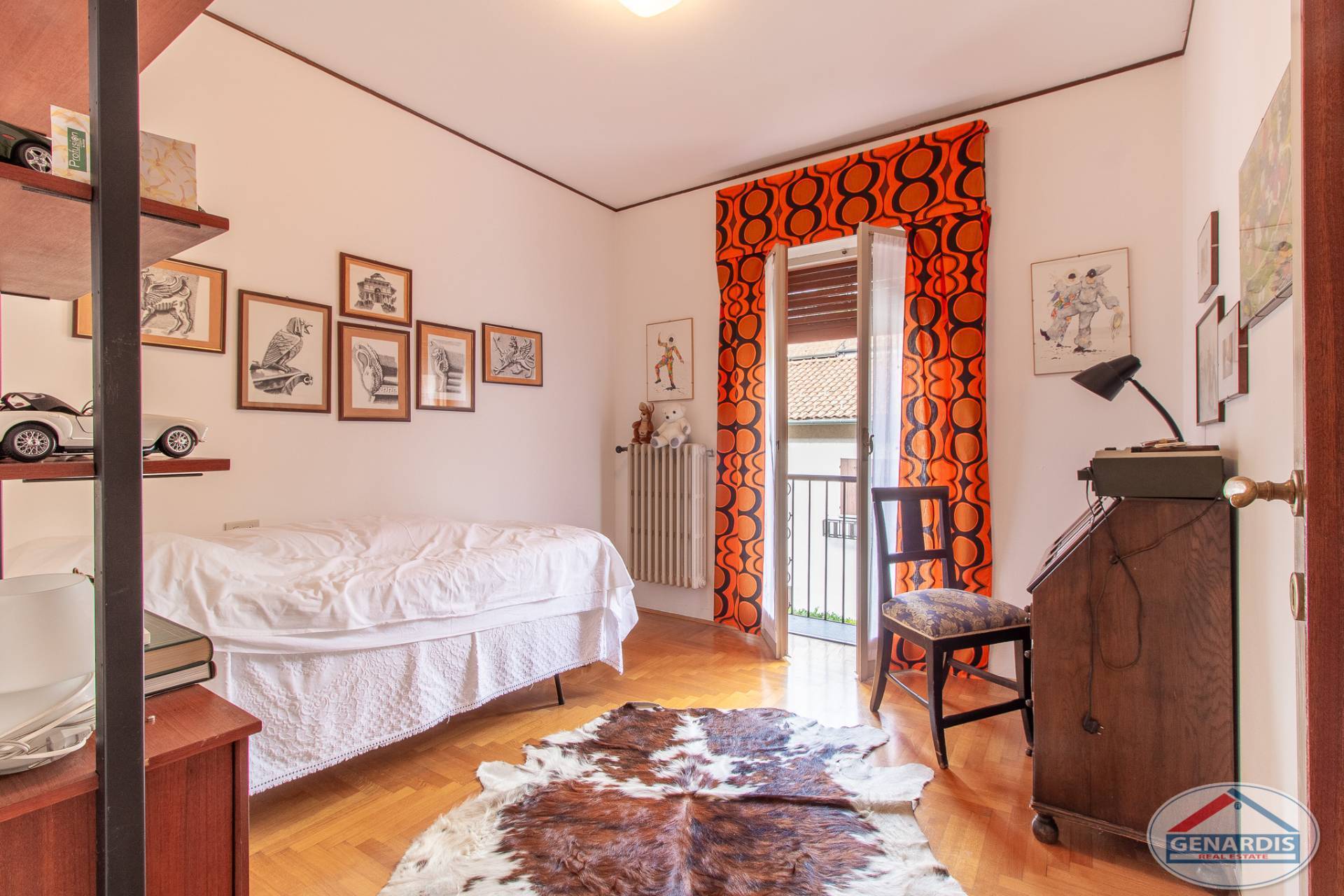 Kleines Schlafzimmer mit Retro-Dekor