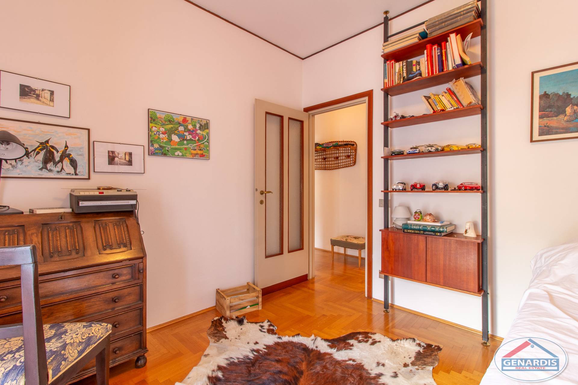 Gemütliches Arbeitszimmer mit Holzmöbeln