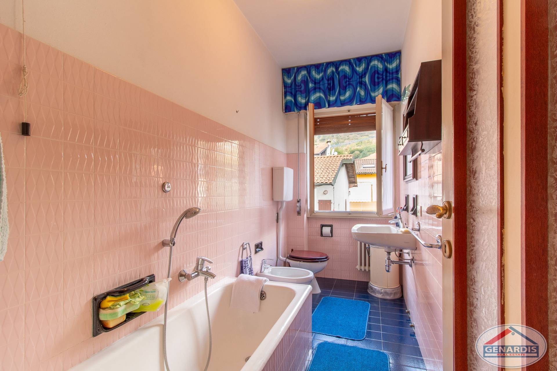Schmales Badezimmer mit Badewanne und Fenster