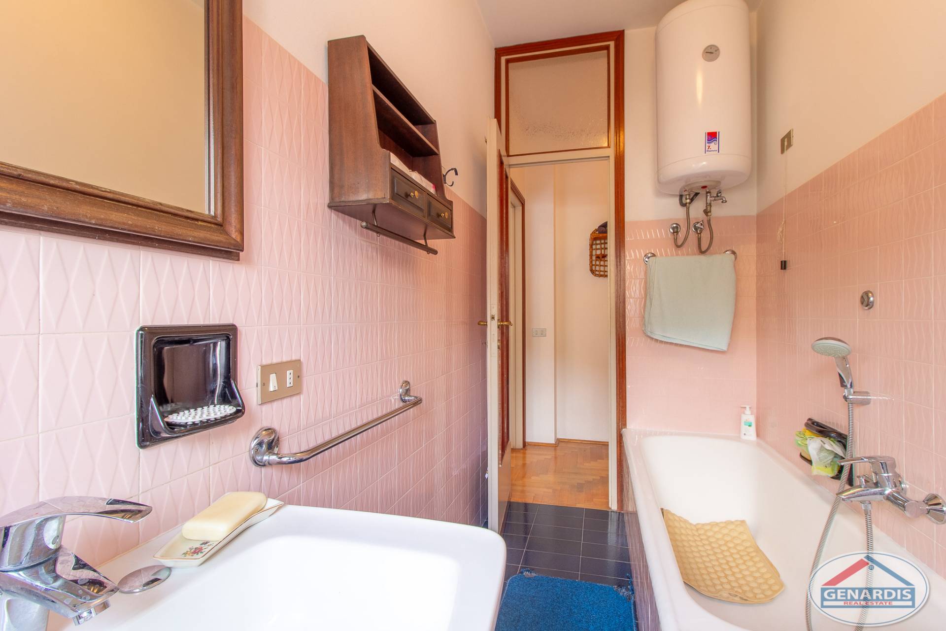 Kleines Badezimmer mit Badewanne