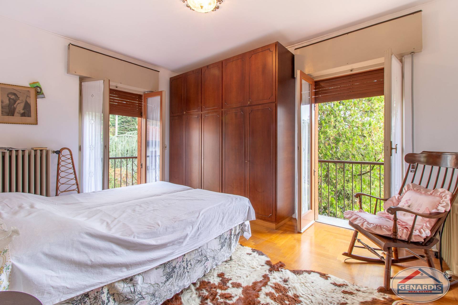 Helles Schlafzimmer mit Balkonzugang