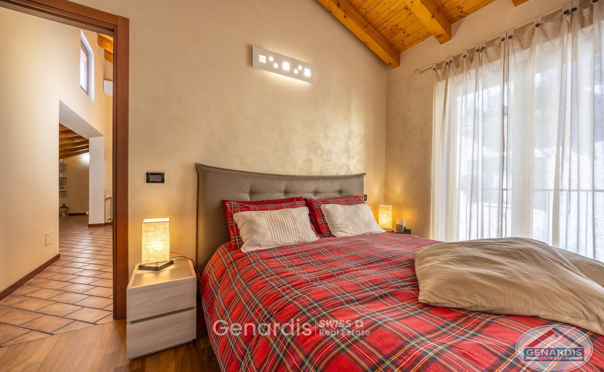 Gemütliches Schlafzimmer mit Holzbalkendecke