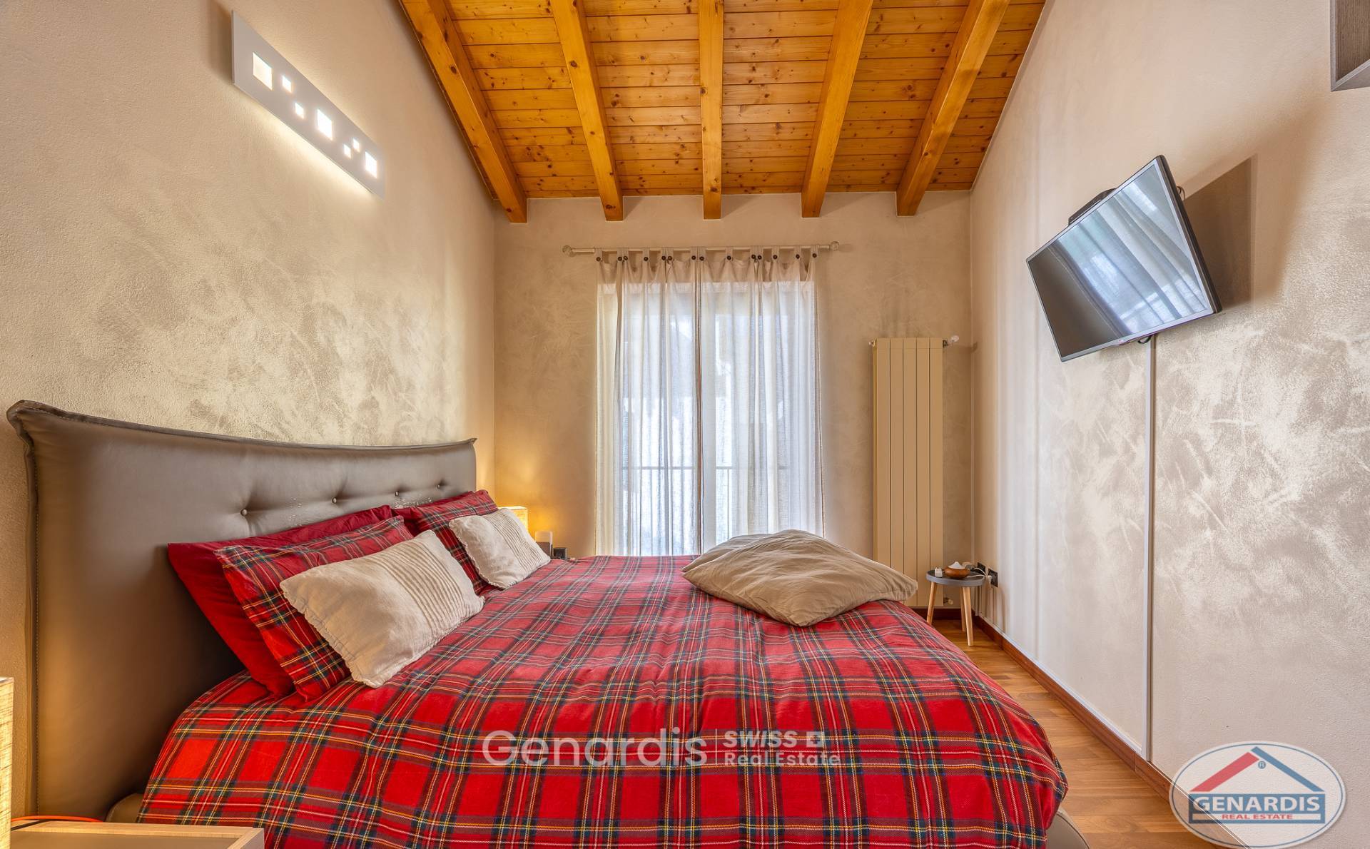Gemütliches Schlafzimmer mit Holzbalkendecke