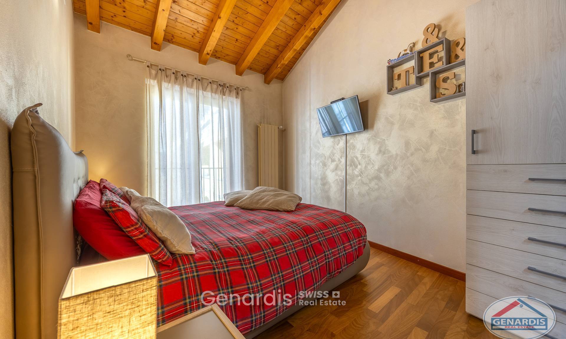 Gemütliches Schlafzimmer mit Holzbalkendecke