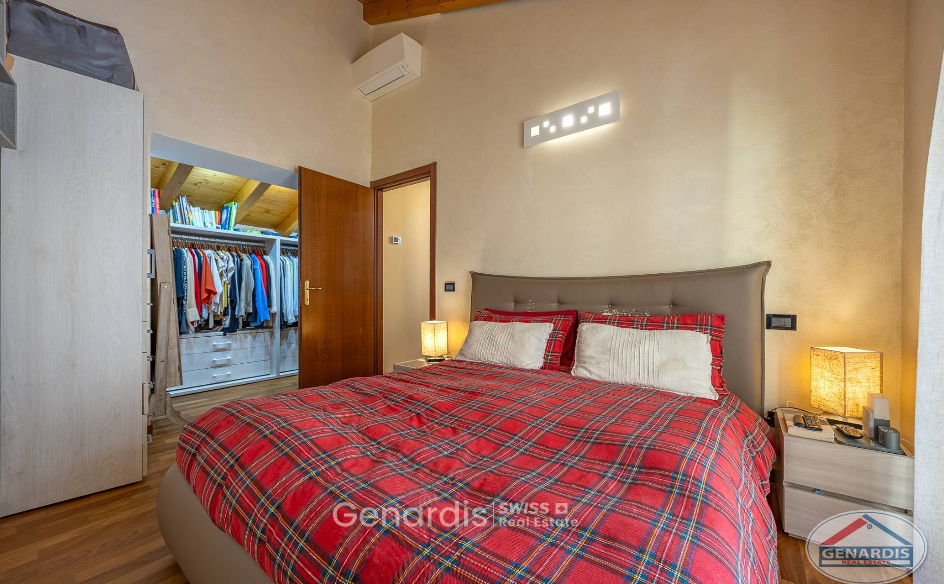 Schlafzimmer mit Ankleidebereich