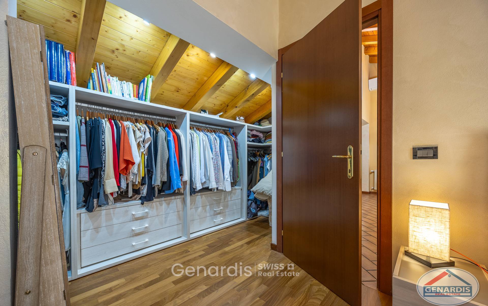 Ankleidezimmer mit Dachschräge