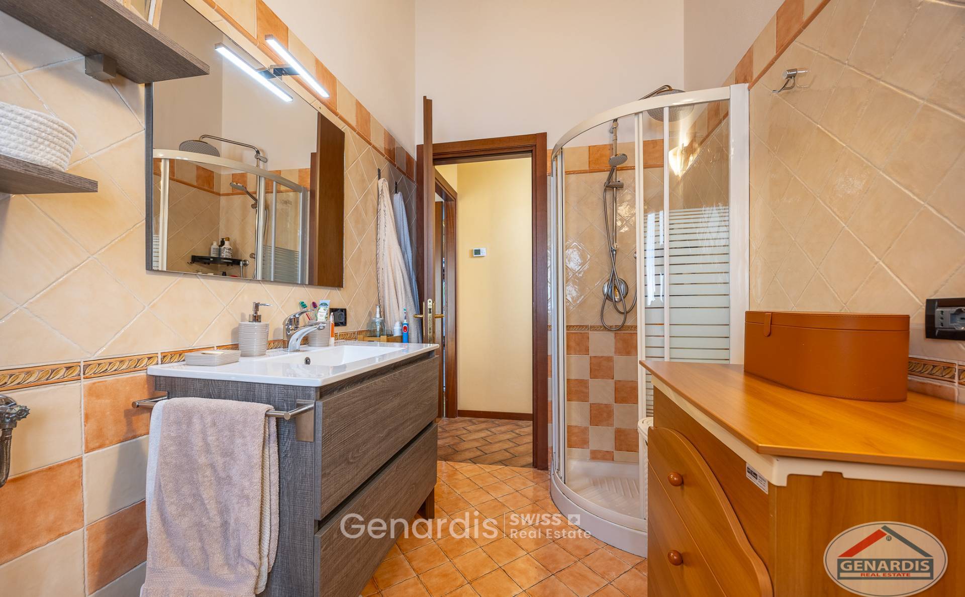 Badezimmer mit begehbarer Dusche