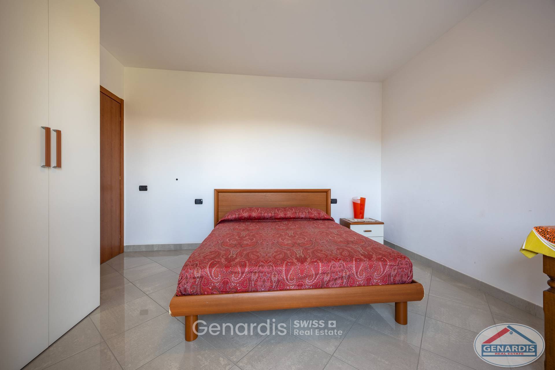 Schlichtes Schlafzimmer mit Doppelbett