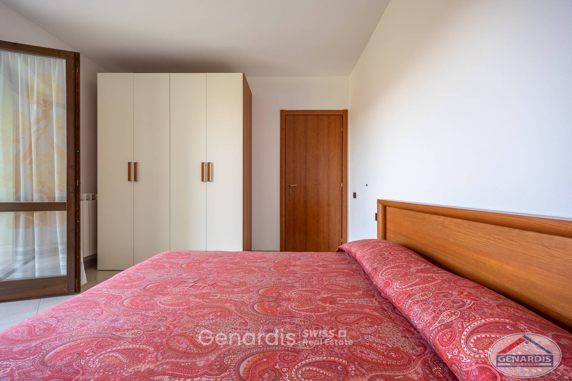 Schlafzimmer mit Bett und Kleiderschrank