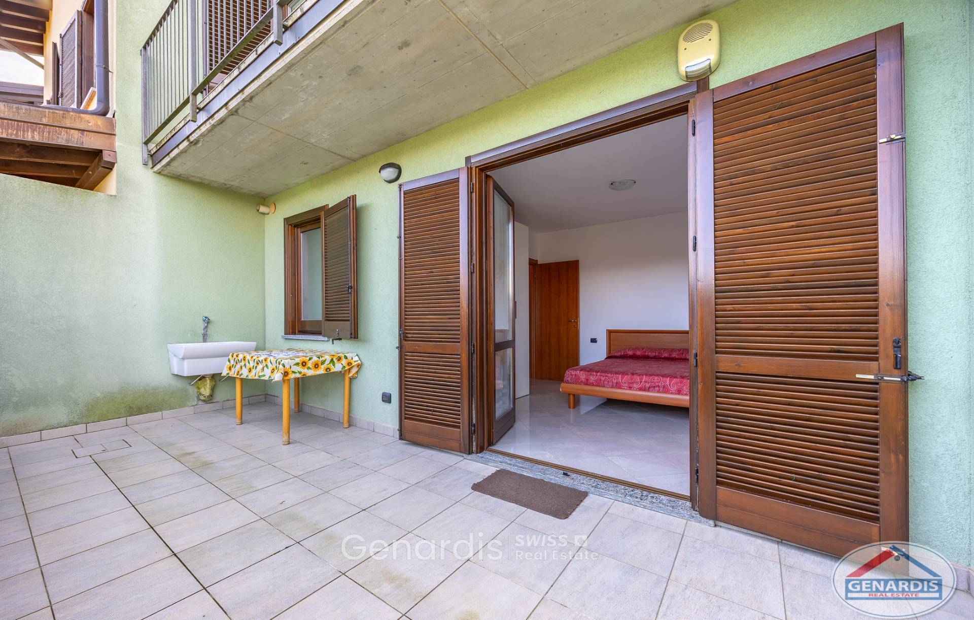 Überdachte Terrasse mit Zugang zum Schlafzimmer
