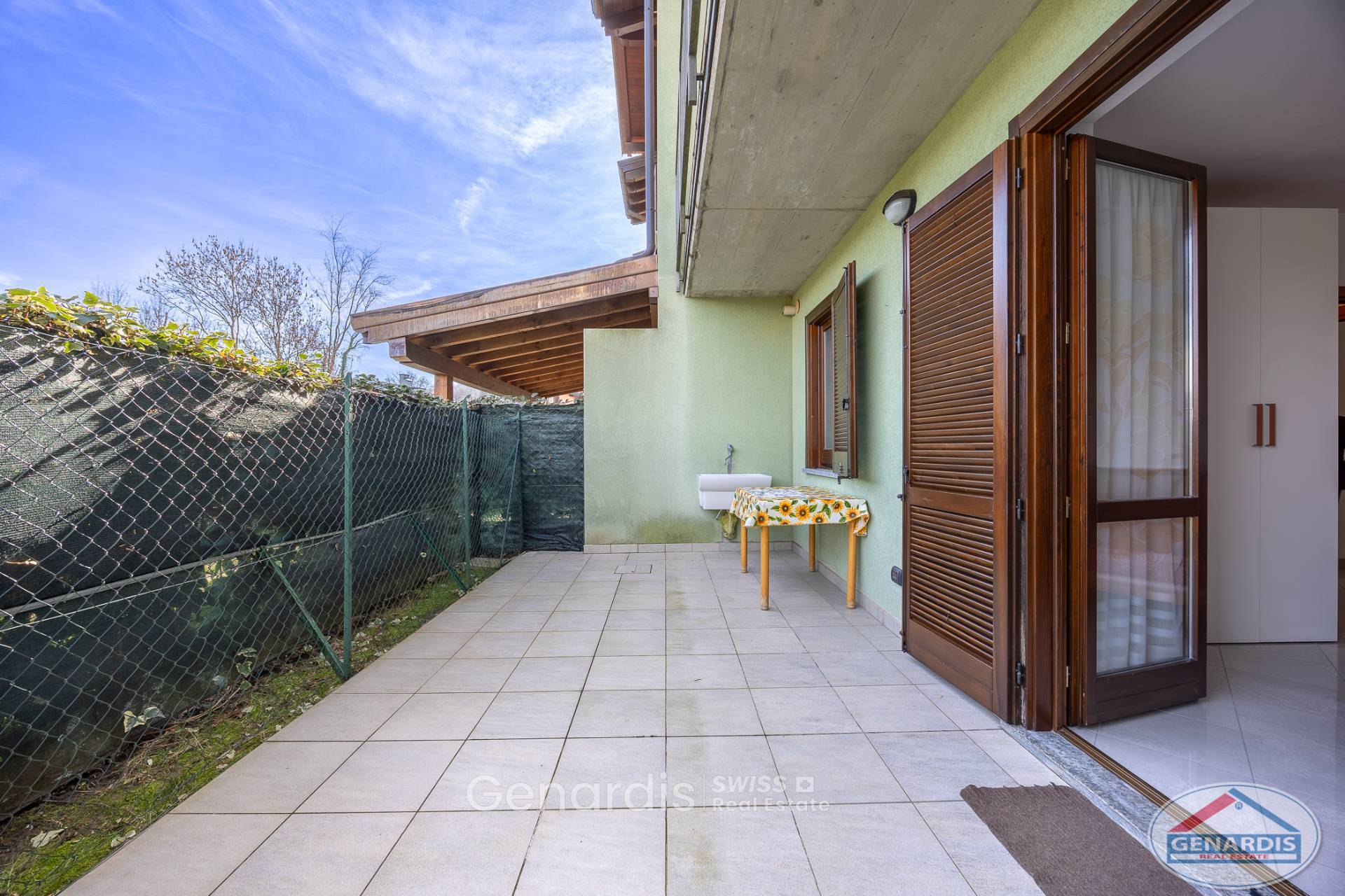 Überdachte Terrasse mit Zugang zum Innenraum
