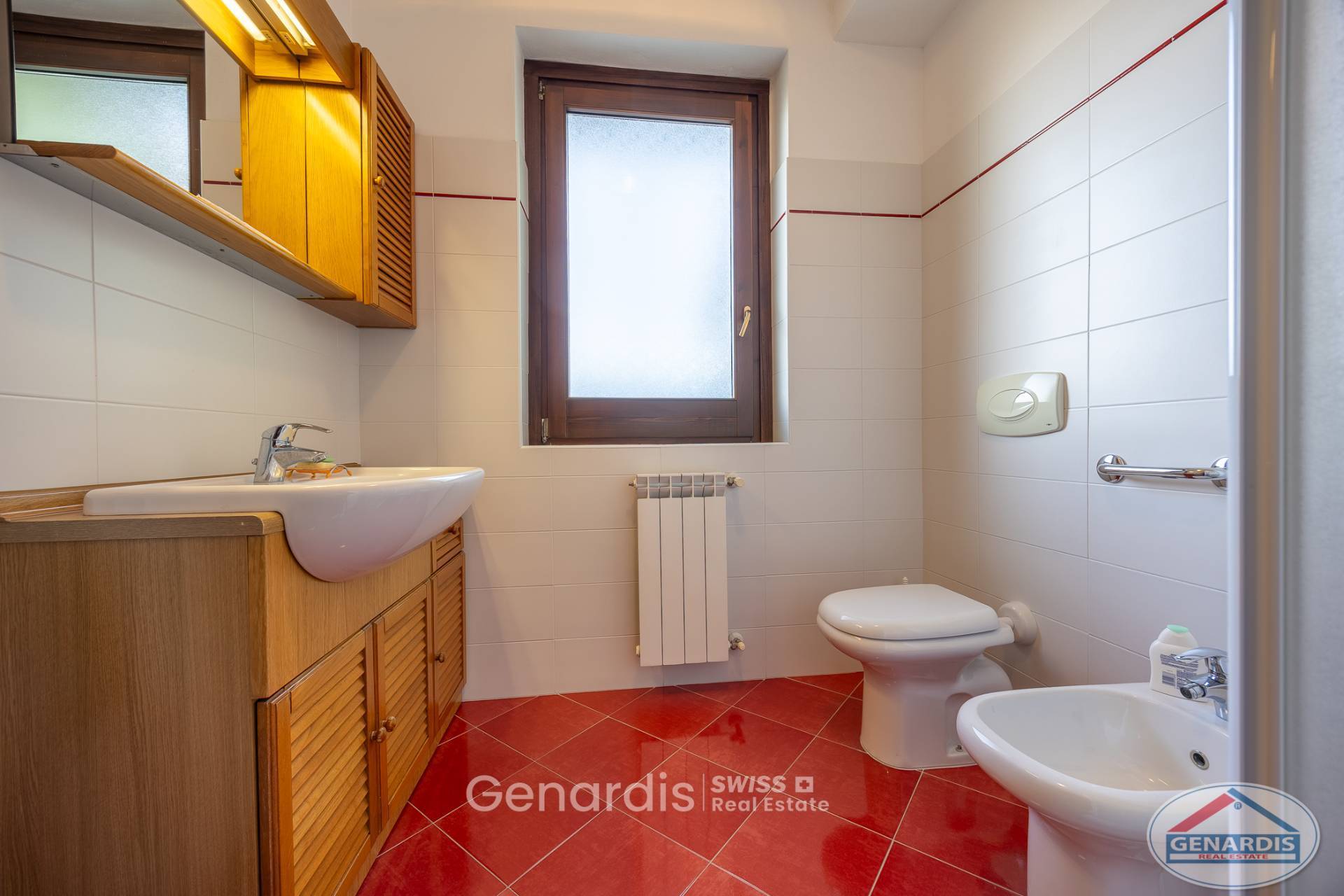 Kleines Badezimmer mit WC und Waschtisch