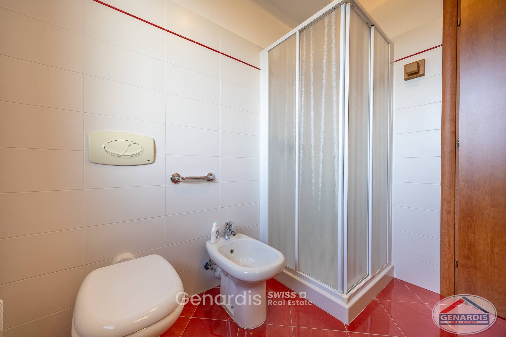 Kleines Badezimmer mit Dusche, Bidet und WC