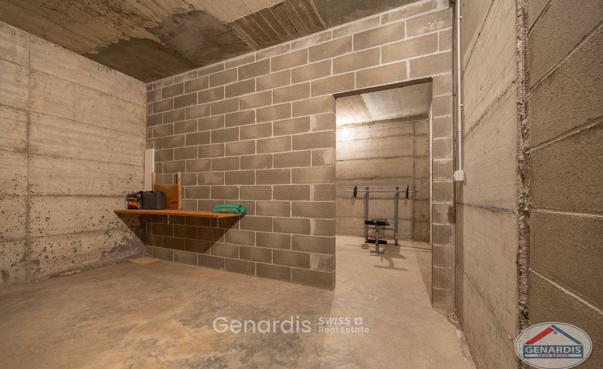 Kellerraum mit Betonwänden