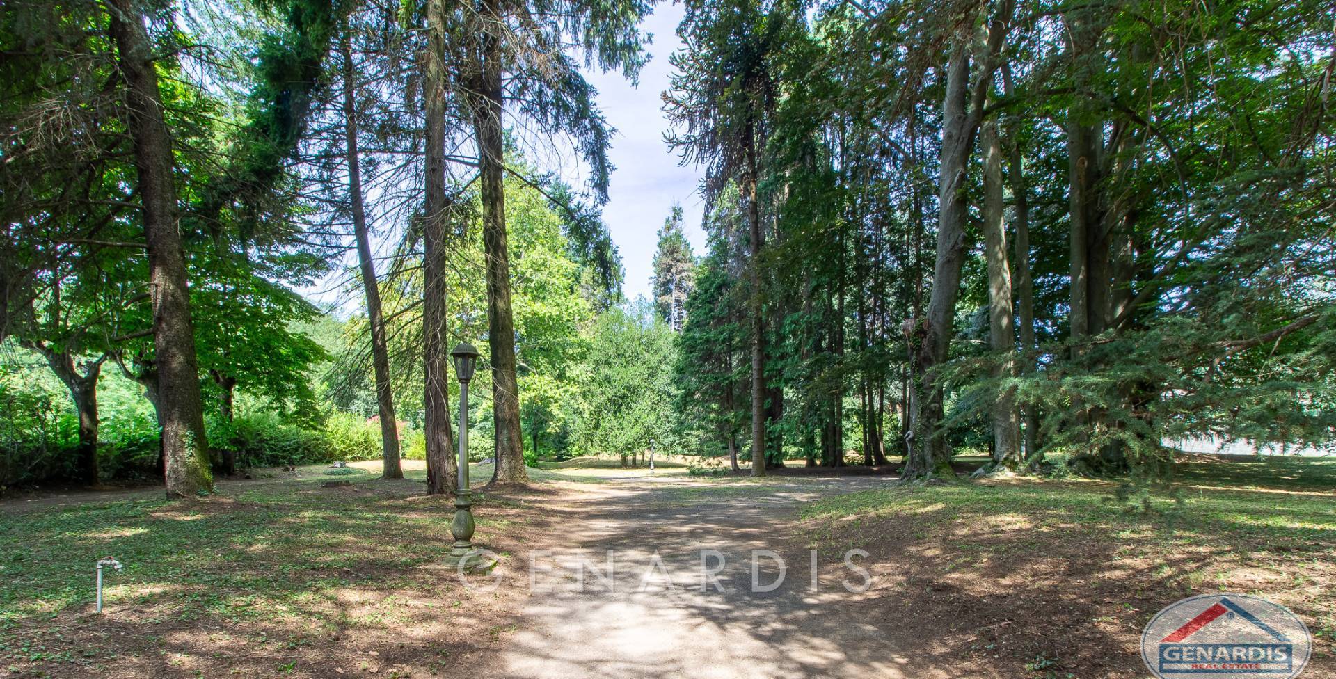 Parkähnliches Grundstück mit altem Baumbestand
