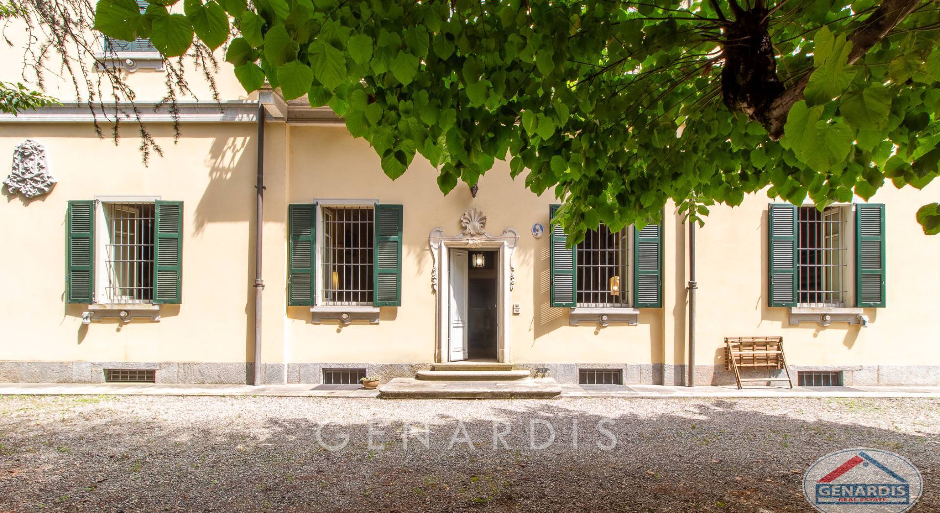 Historische Fassade mit grünen Fensterläden