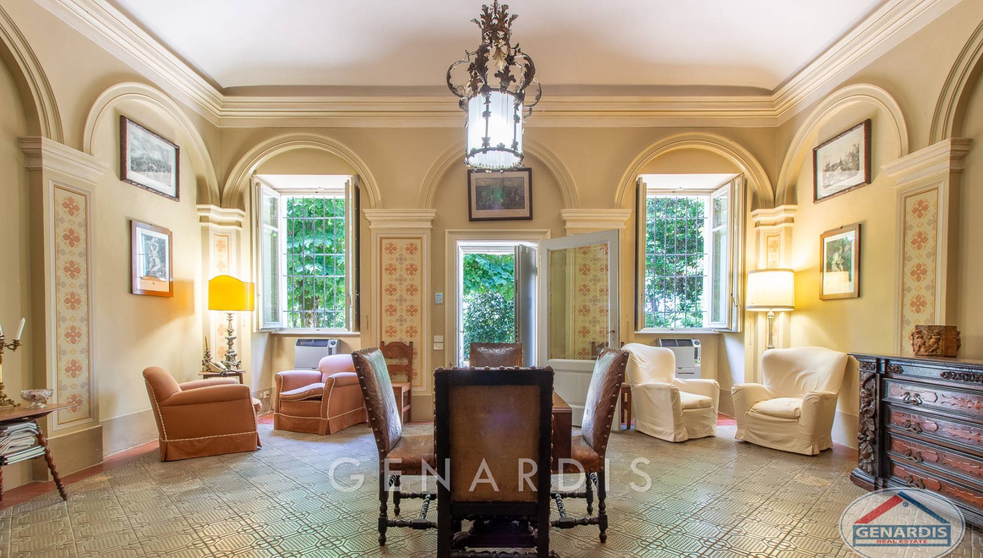 Eleganter Salon mit antiken Details