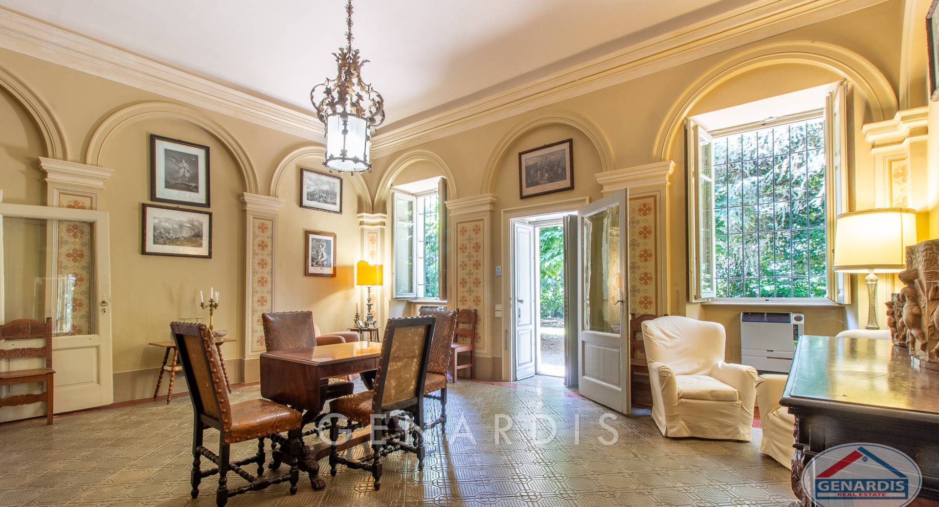 Elegantes historisches Wohn- oder Empfangszimmer