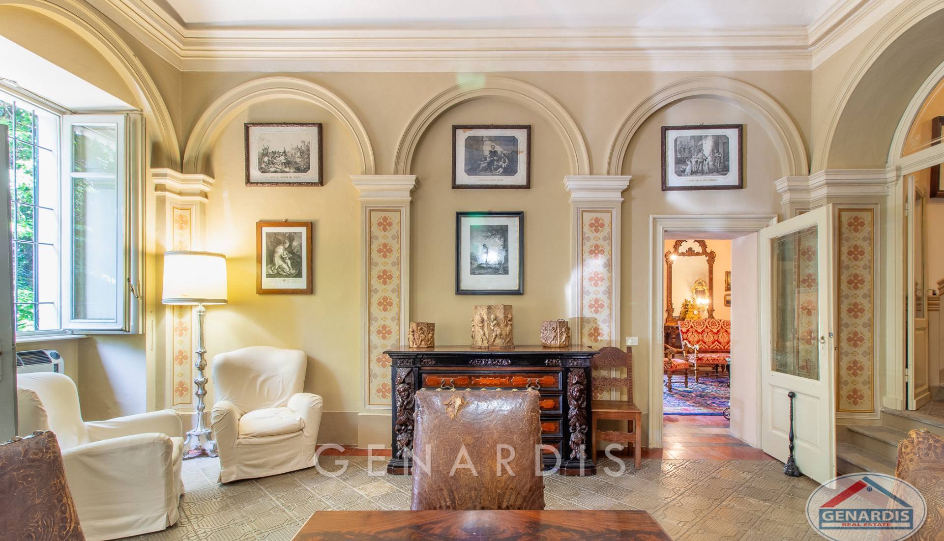 Eleganter Empfangsraum mit historischem Flair