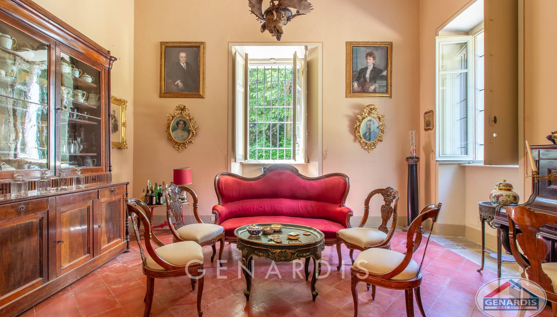 Klassisches Salon-/Wohnzimmer mit Antiquitäten