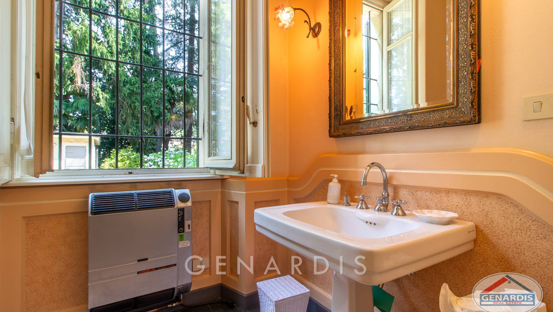 Badezimmer mit Fenster und Waschbecken